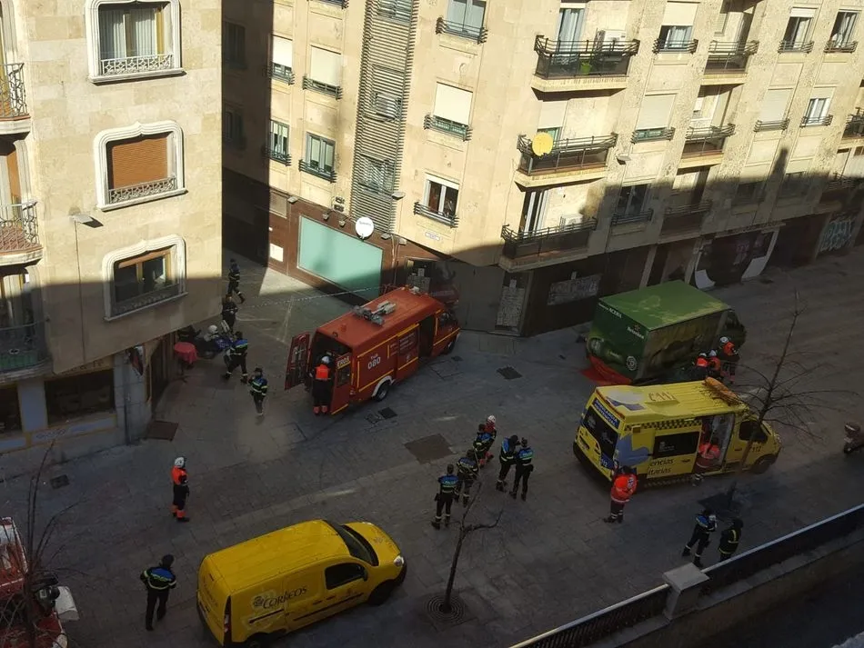 Foto 3 - Muere un hombre atropellado por un cami&oacute;n de reparto en la Plaza de la Reina  