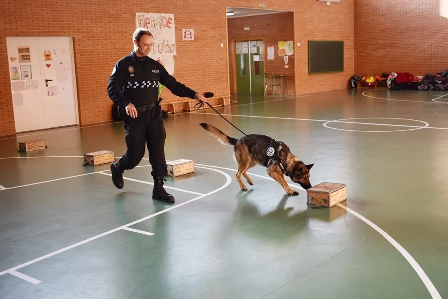 Los niños de Carbajosa conocen de cerca el trabajo de los perros de ayuda, asistencia y terapia