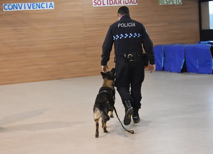 Foto 6 - Los ni&ntilde;os de Carbajosa conocen de cerca el trabajo de los perros de ayuda, asistencia y terapia