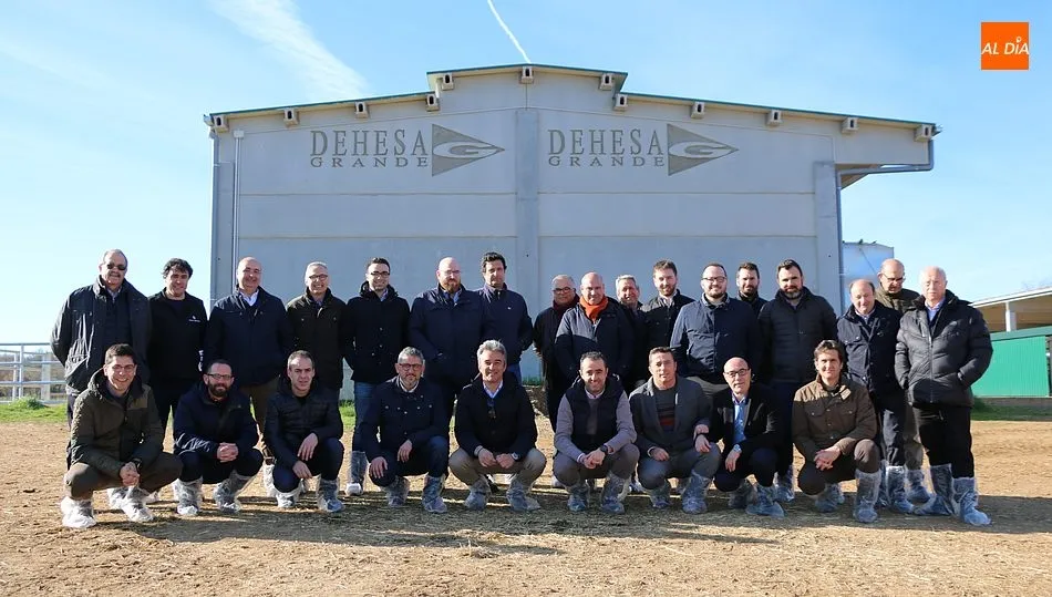 Grupo de integrantes del MonVac en las instalaciones del cebadero y centro de tipificación de DEhesa Grande en Peralejos de Abajo / CORRAL