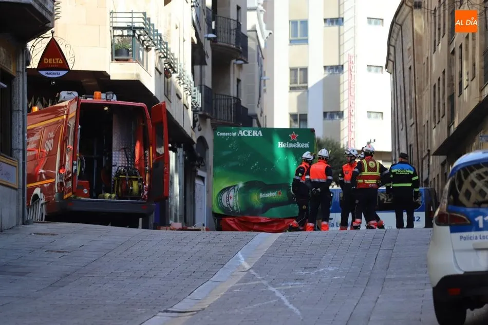 Foto 9 - Muere un hombre atropellado por un cami&oacute;n de reparto en la Plaza de la Reina  