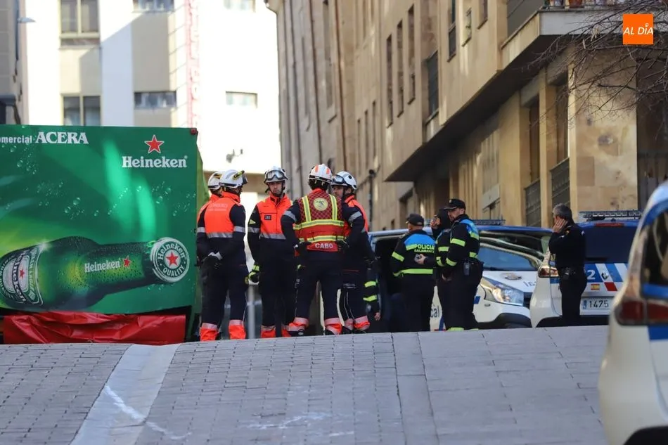 Foto 8 - Muere un hombre atropellado por un cami&oacute;n de reparto en la Plaza de la Reina  