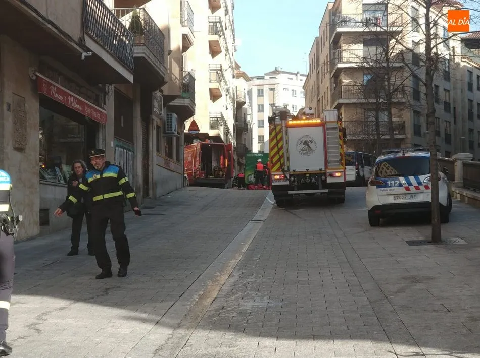 Foto 7 - Muere un hombre atropellado por un cami&oacute;n de reparto en la Plaza de la Reina  