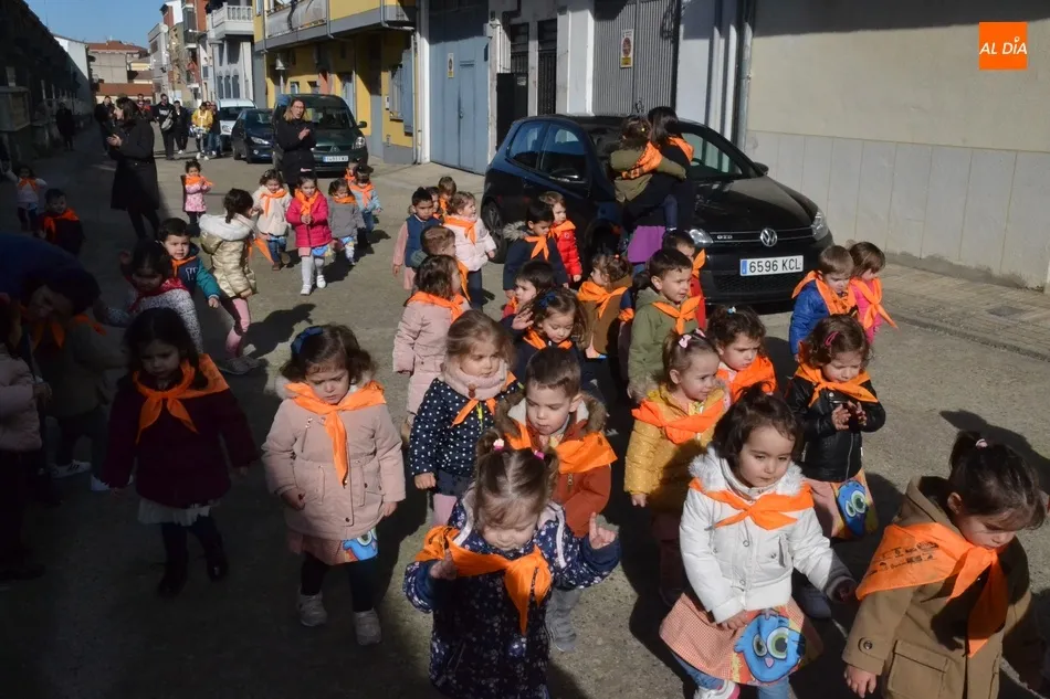 Foto 8 - Miembros de las charangas se van de pasacalles con los alumnos de la Escuela Infantil  