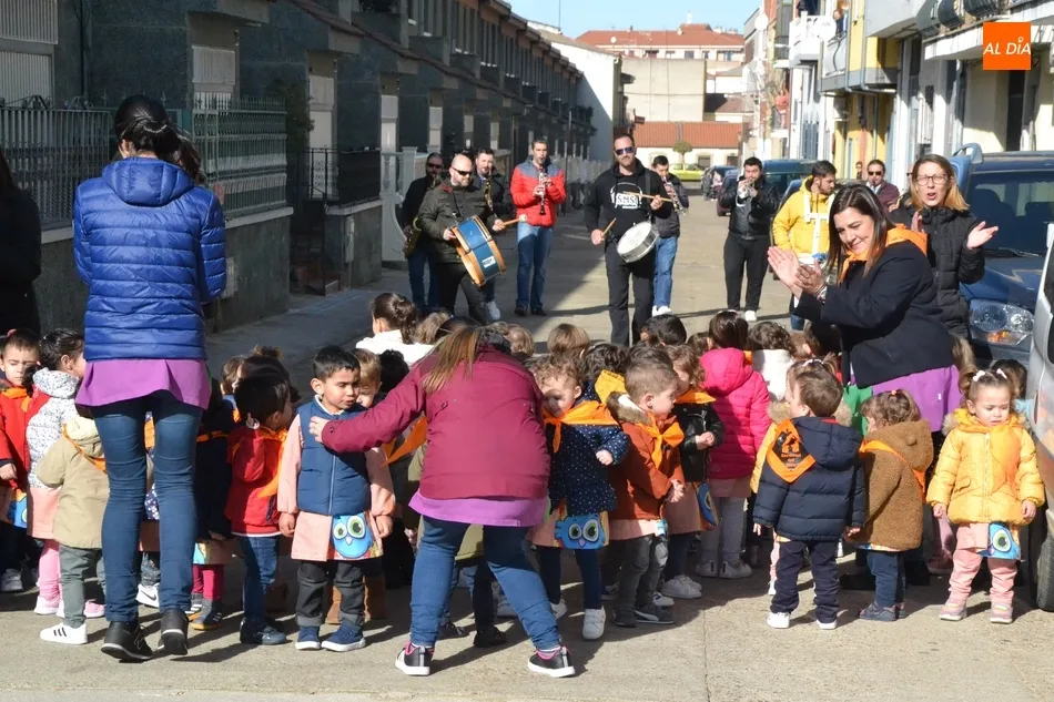 Foto 7 - Miembros de las charangas se van de pasacalles con los alumnos de la Escuela Infantil  