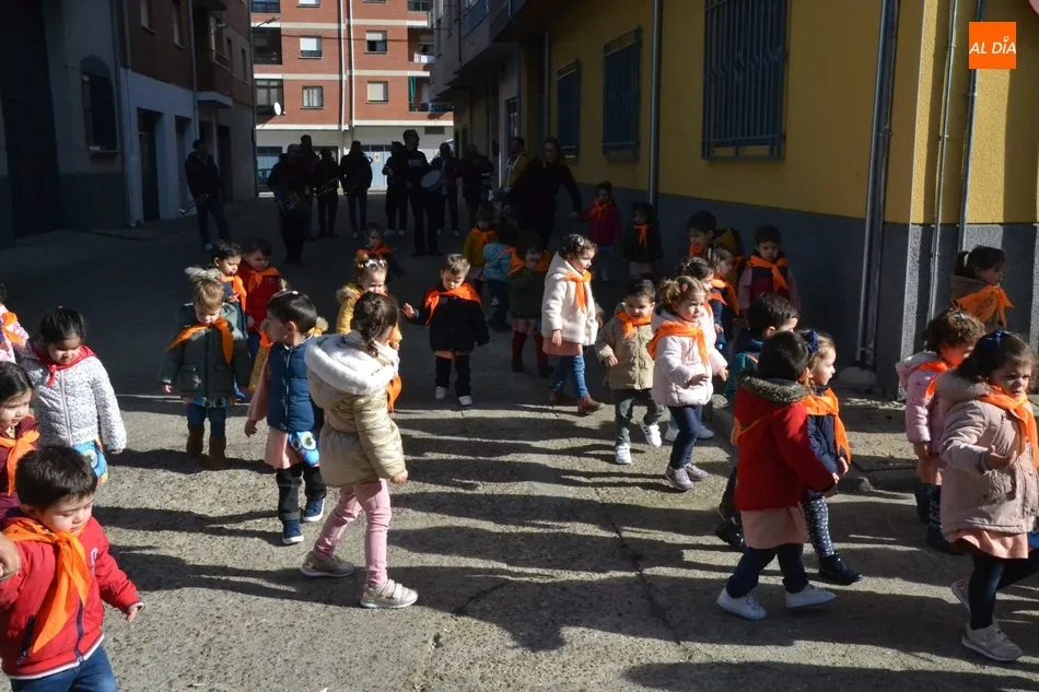 Foto 11 - Miembros de las charangas se van de pasacalles con los alumnos de la Escuela Infantil  