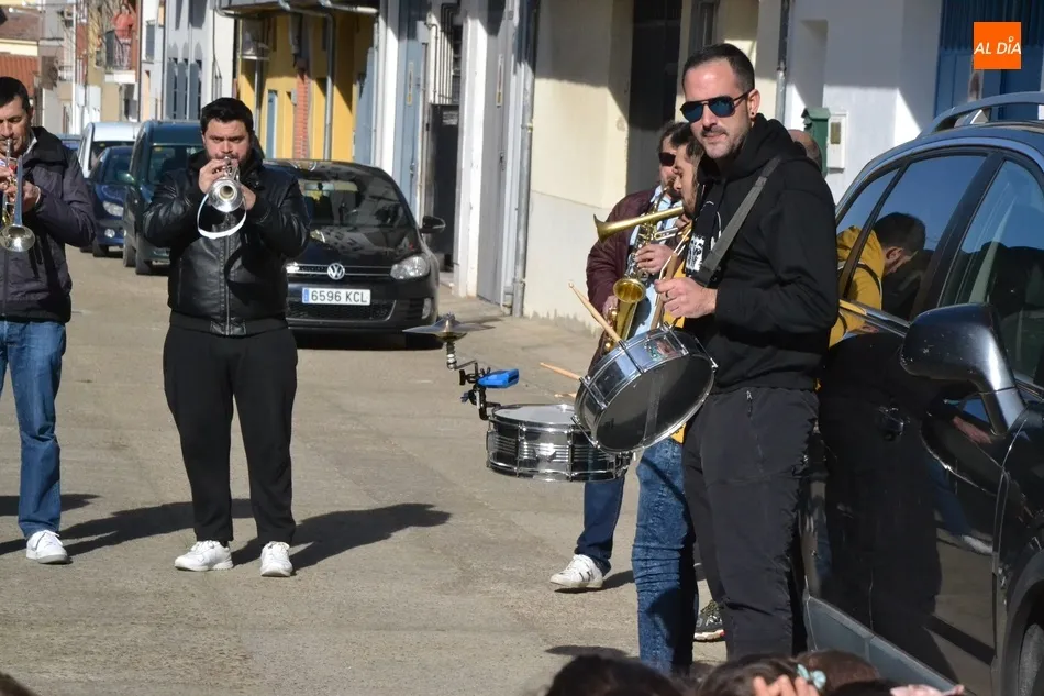 Foto 3 - Miembros de las charangas se van de pasacalles con los alumnos de la Escuela Infantil  