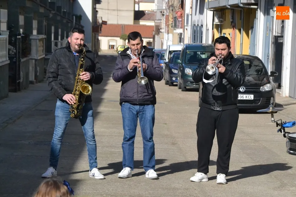 Foto 4 - Miembros de las charangas se van de pasacalles con los alumnos de la Escuela Infantil  