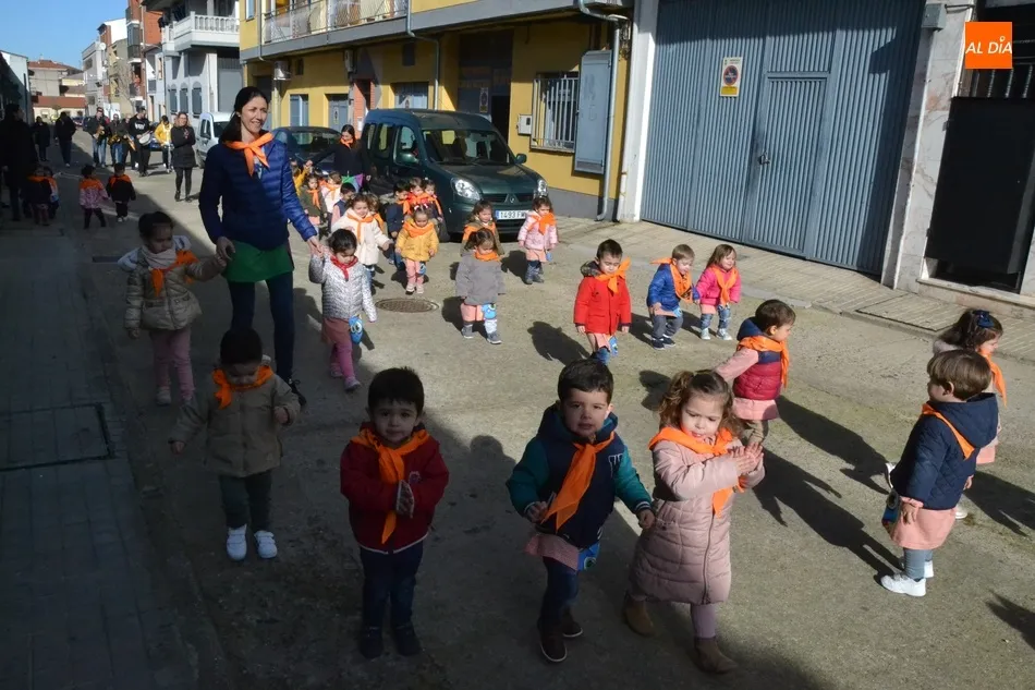 Foto 10 - Miembros de las charangas se van de pasacalles con los alumnos de la Escuela Infantil  