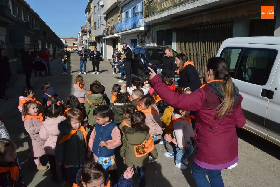 Foto 2 - Miembros de las charangas se van de pasacalles con los alumnos de la Escuela Infantil  