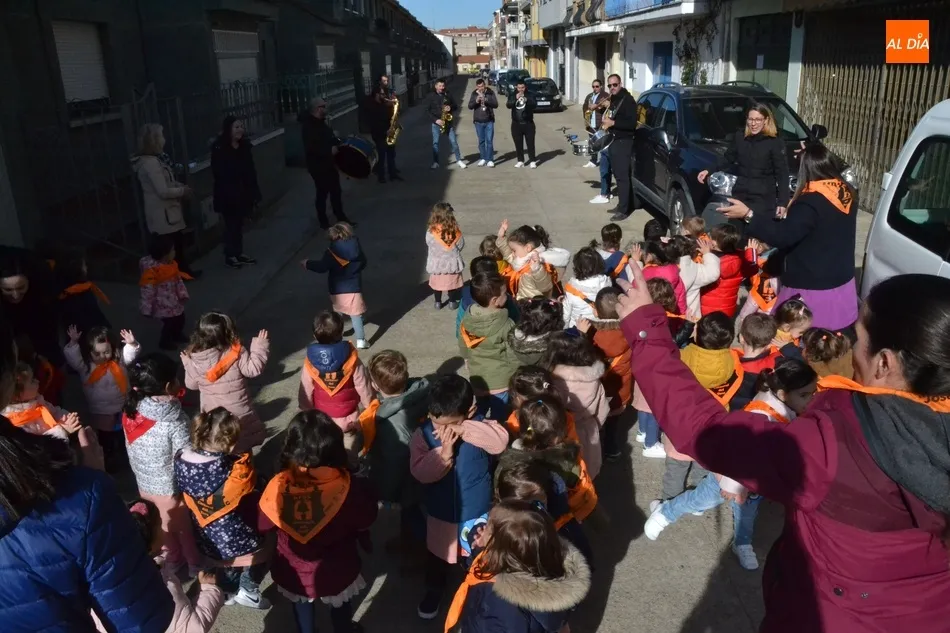Foto 6 - Miembros de las charangas se van de pasacalles con los alumnos de la Escuela Infantil  