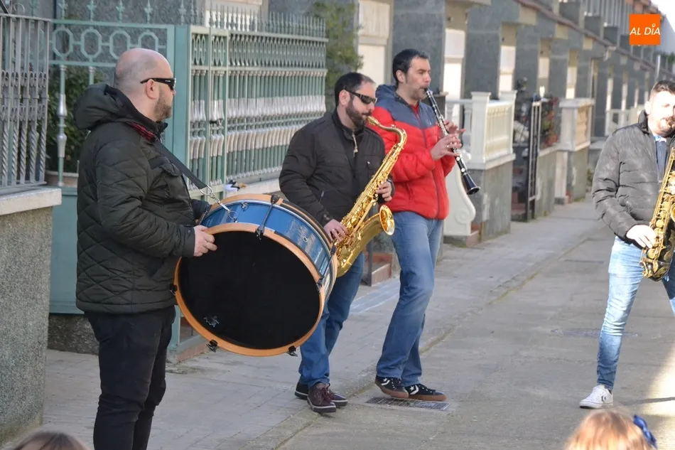Foto 5 - Miembros de las charangas se van de pasacalles con los alumnos de la Escuela Infantil  