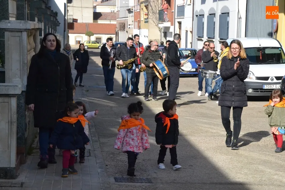 Foto 9 - Miembros de las charangas se van de pasacalles con los alumnos de la Escuela Infantil  
