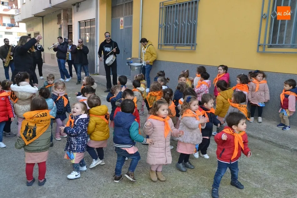 Miembros de las charangas se van de pasacalles con los alumnos de la Escuela Infantil  