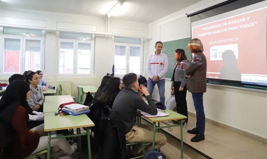 Las concejalas de Educación y Salud Pública, María Victoria Bermejo y María José Fresnadillo, en su visita al instituto Lucía de Medrano. Foto de Lydia González