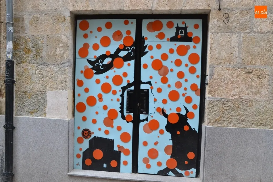 Los paneles decorativos ya asoman por la calle Madrid, que acogerá al menos a 4 peñas  