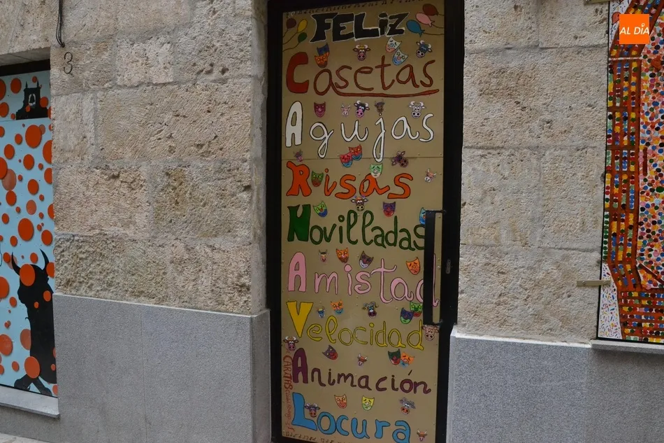 Foto 2 - Los paneles decorativos ya asoman por la calle Madrid, que acoger&aacute; al menos a 4 pe&ntilde;as  