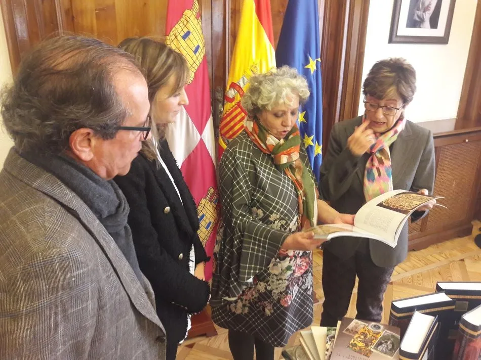 Foto 2 - El Centro de Estudios Salmantinos dona al centro penitenciario de Topas 70 ejemplares para ampliar...