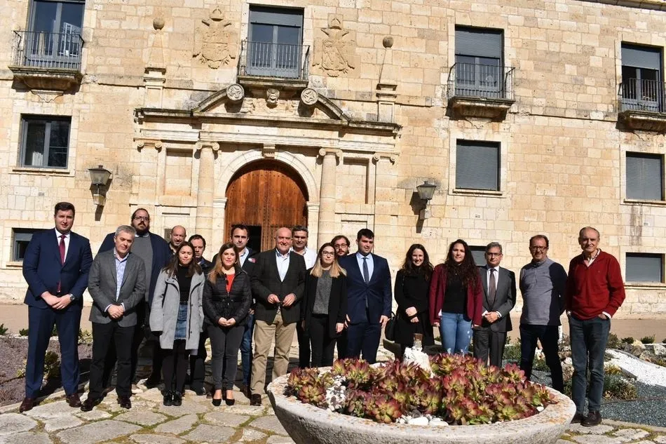 Reunión del consejero de Agricultura, Ganadería y Desarrollo Rural, Jesús Julio Carnero, con jóvenes en Valladolid. Foto: EP