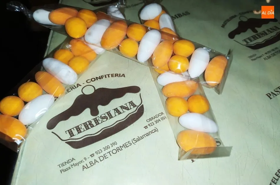 Foto 3 - Pasteler&iacute;a La Teresiana ya comercializa las flores y chochos de Carnaval