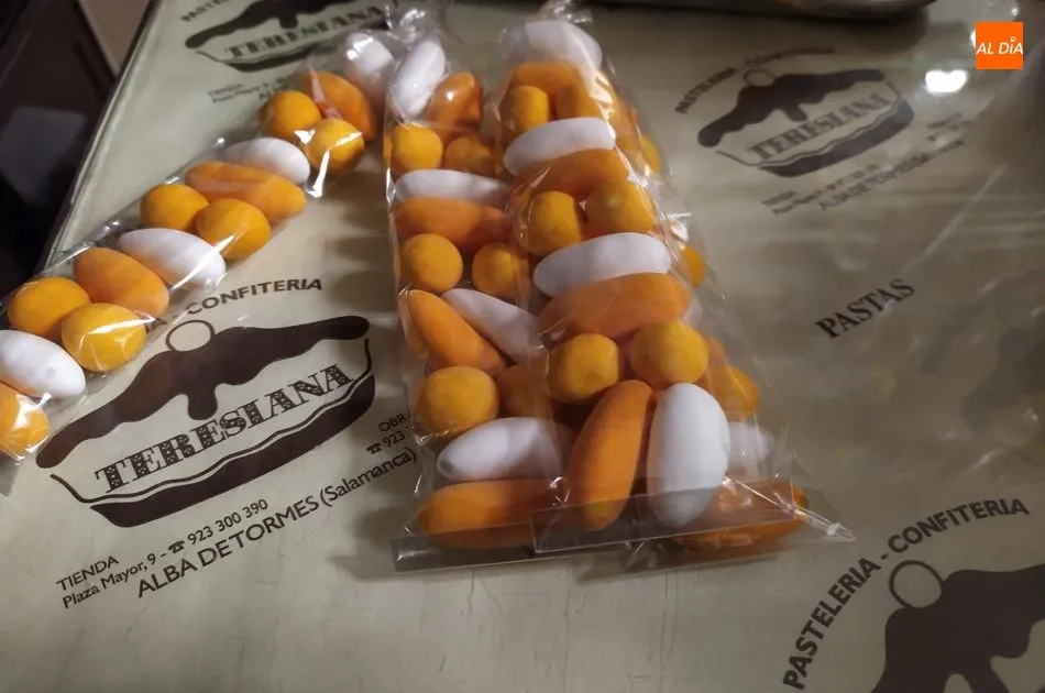 Foto 5 - Pasteler&iacute;a La Teresiana ya comercializa las flores y chochos de Carnaval