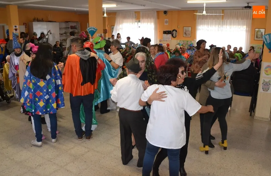 Foto 8 - El Carnaval invade la Residencia Mixta con las palabras de &Aacute;ngela Mateos y la m&uacute;sica de AlRojo  
