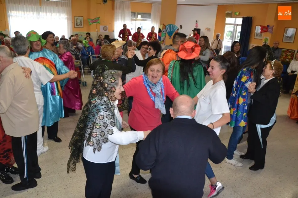Foto 7 - El Carnaval invade la Residencia Mixta con las palabras de &Aacute;ngela Mateos y la m&uacute;sica de AlRojo  