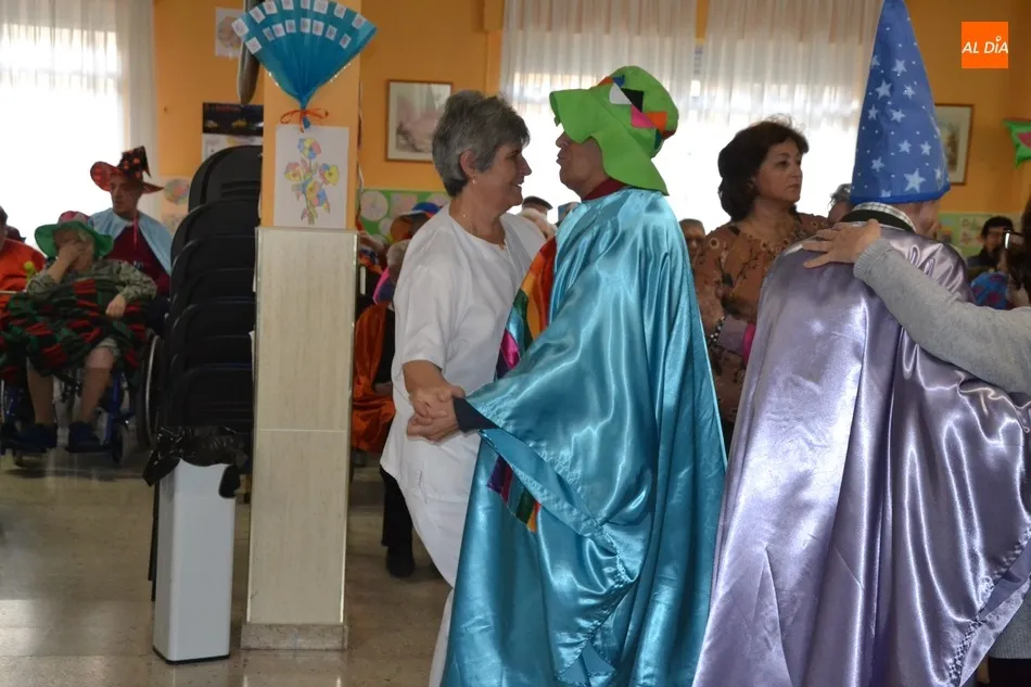 Foto 5 - El Carnaval invade la Residencia Mixta con las palabras de &Aacute;ngela Mateos y la m&uacute;sica de AlRojo  