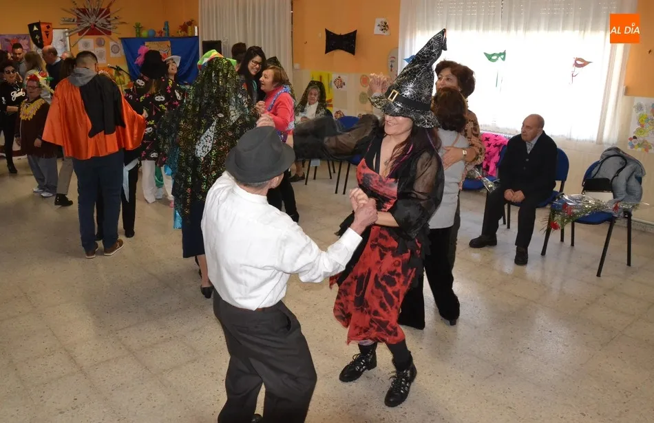 Foto 2 - El Carnaval invade la Residencia Mixta con las palabras de &Aacute;ngela Mateos y la m&uacute;sica de AlRojo  
