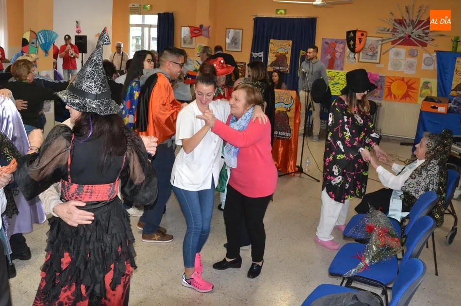 Foto 4 - El Carnaval invade la Residencia Mixta con las palabras de &Aacute;ngela Mateos y la m&uacute;sica de AlRojo  