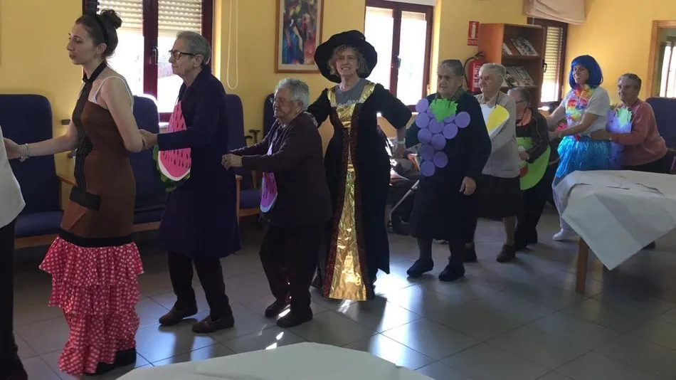 Música, baile y disfraces generaron un excelente ambiente festivo entre mayores, familiares y empleados de la residencia