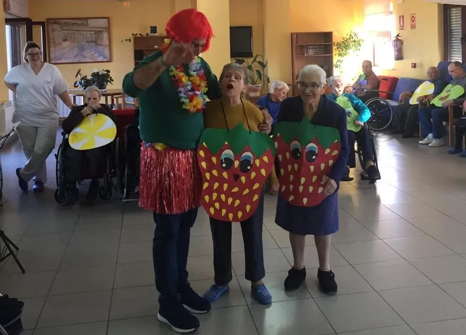 Foto 5 - Los mayores de la residencia municipal de Masueco se adelantan al Carnaval  