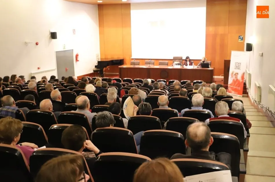Foto 3 - &lsquo;&Eacute;poca de cambio o cambio de &eacute;poca&rsquo;, interesante conferencia impartida por Amparo Sanz  
