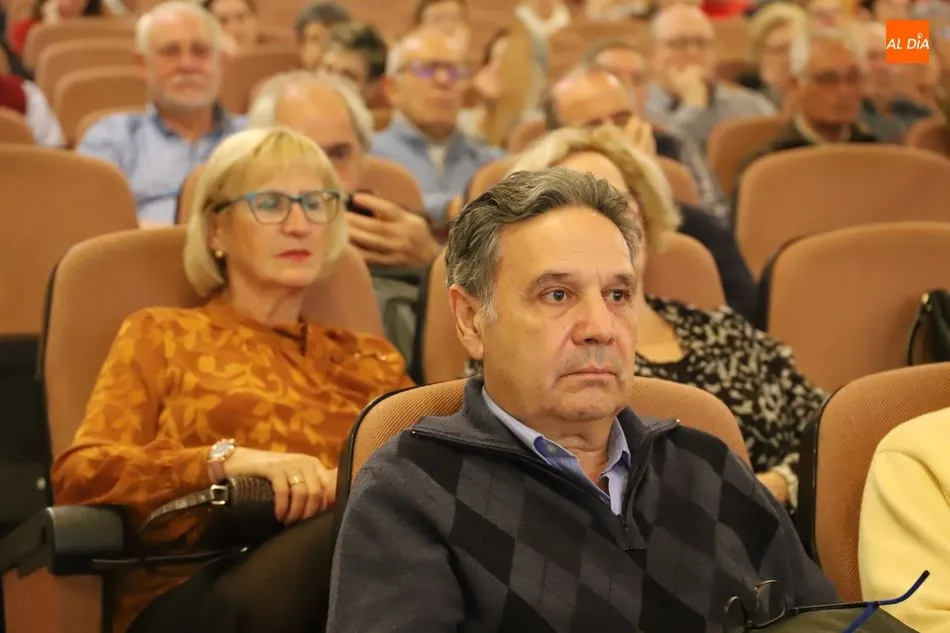 Foto 4 - &lsquo;&Eacute;poca de cambio o cambio de &eacute;poca&rsquo;, interesante conferencia impartida por Amparo Sanz  