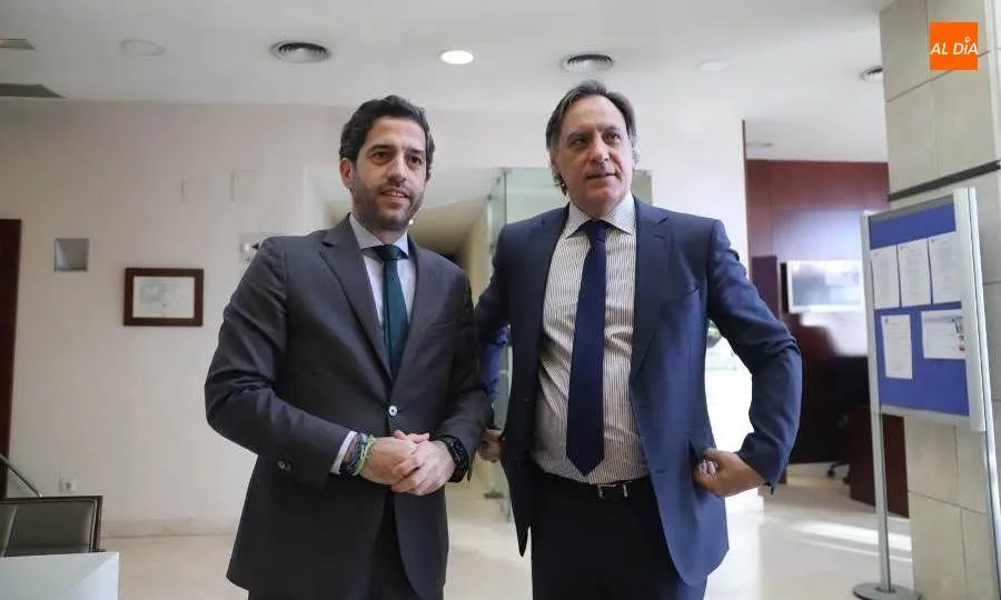 El presidente de Empresa Familiar de Castilla y León, César Pontvianne, junto al alcalde de Salamanca, Carlos García Carbayo. Foto de Lydia González