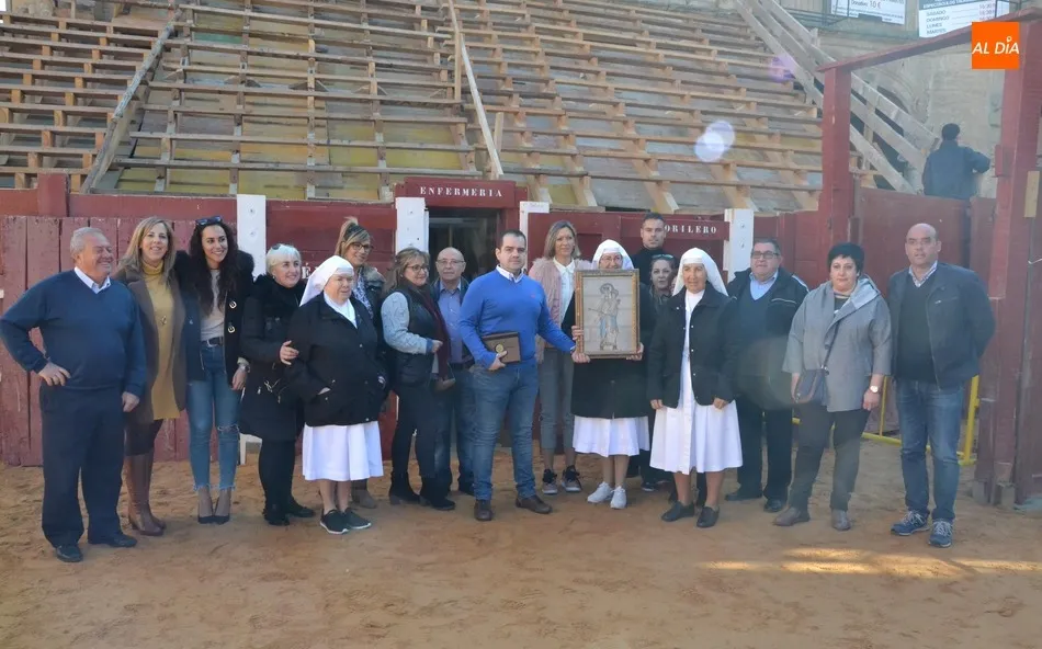 Concurrido traslado, con TV incluida, de la Virgen de la Salud hasta la Enfermería de la Plaza  