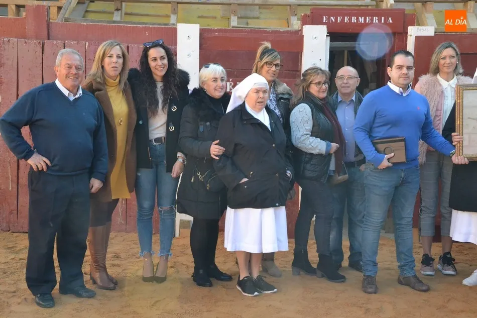 Foto 6 - Concurrido traslado, con TV incluida, de la Virgen de la Salud hasta la Enfermer&iacute;a de la Plaza  
