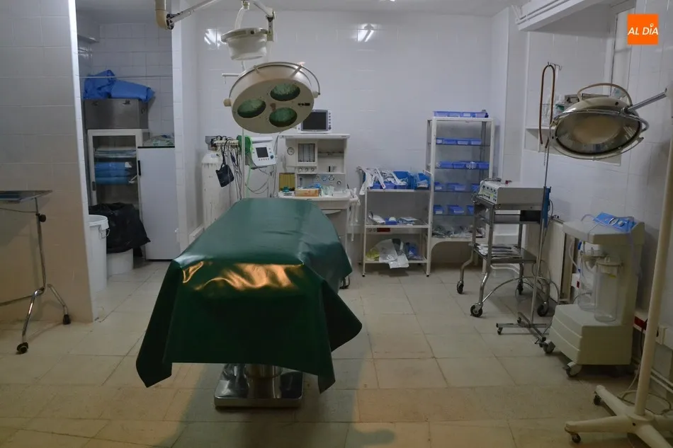 Foto 7 - Concurrido traslado, con TV incluida, de la Virgen de la Salud hasta la Enfermer&iacute;a de la Plaza  