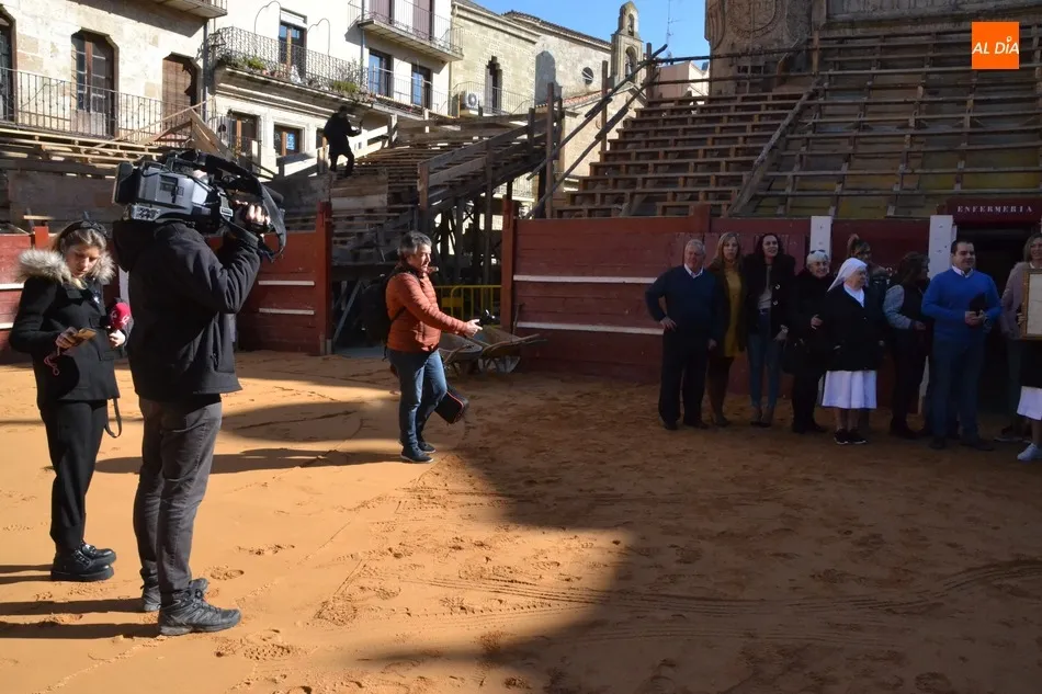 Foto 3 - Concurrido traslado, con TV incluida, de la Virgen de la Salud hasta la Enfermer&iacute;a de la Plaza  