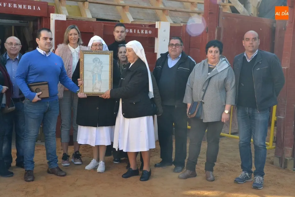 Foto 5 - Concurrido traslado, con TV incluida, de la Virgen de la Salud hasta la Enfermer&iacute;a de la Plaza  