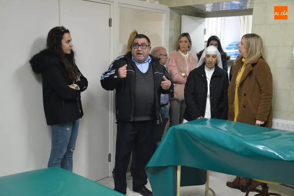 Foto 9 - Concurrido traslado, con TV incluida, de la Virgen de la Salud hasta la Enfermer&iacute;a de la Plaza  