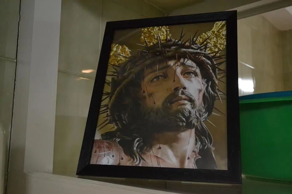 Foto 10 - Concurrido traslado, con TV incluida, de la Virgen de la Salud hasta la Enfermer&iacute;a de la Plaza  