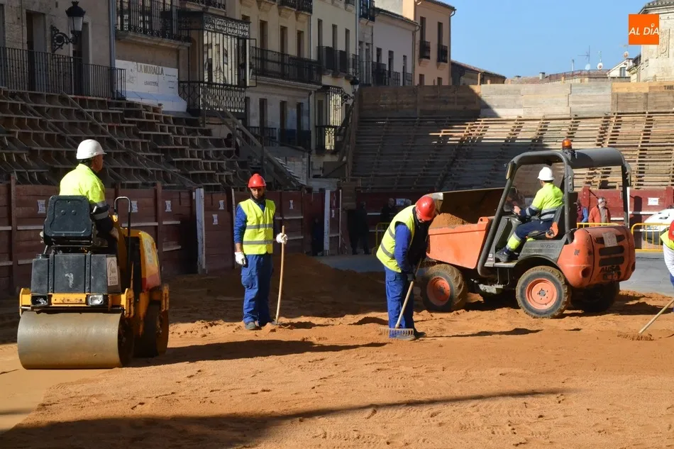 La extensión de la arena por la Plaza encabeza el carrusel de preparativos de última hora  