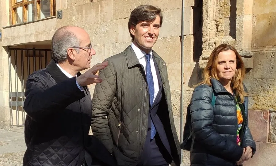El vicesecretario de Comunicación del Partido Popular, Pablo Montesinos, en el centro, en su visita a Salamanca. Foto EP