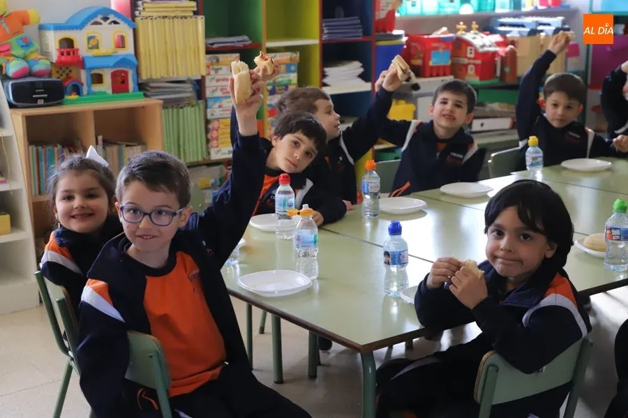 Alumnos del colegio Antonio Machado, que también se unieron a la Operación Bocata. Foto de Lydia González