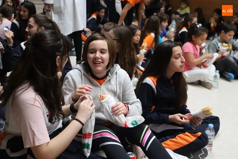 Foto 8 - Salamanca muestra su cara solidaria con el reparto de cerca de 20.000 bocadillos&nbsp;