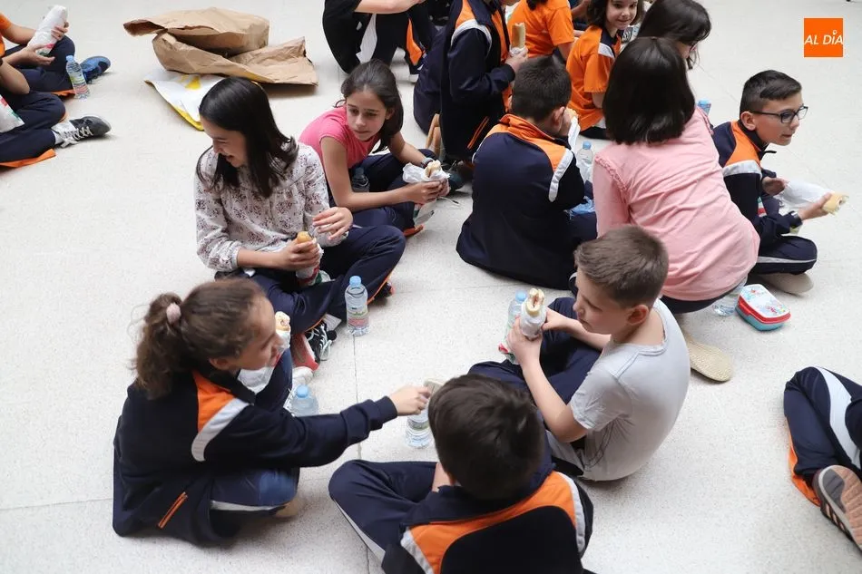 Foto 7 - Salamanca muestra su cara solidaria con el reparto de cerca de 20.000 bocadillos&nbsp;