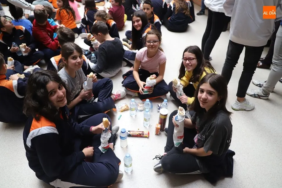 Foto 4 - Salamanca muestra su cara solidaria con el reparto de cerca de 20.000 bocadillos&nbsp;