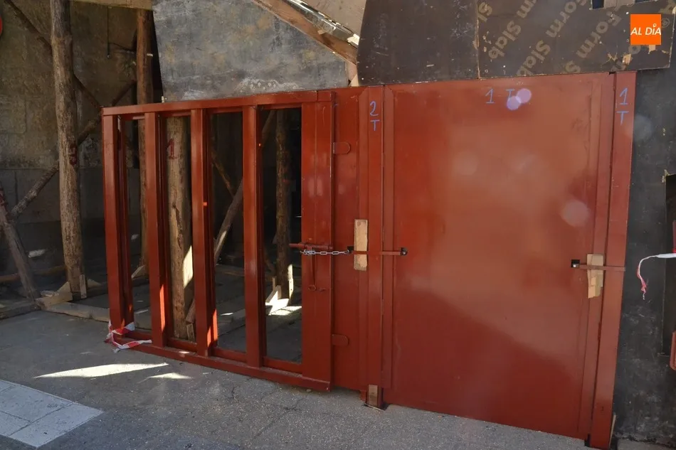 La calle Julián Sánchez estrena puerta de seguridad  