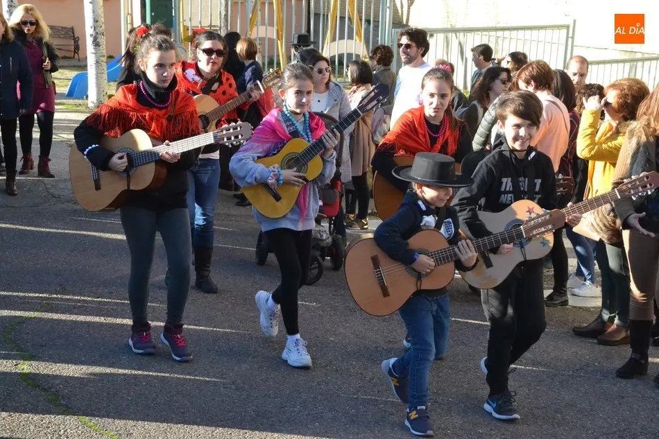 La Escuela de Música desfila al ritmo del ‘Amigos para Siempre’  